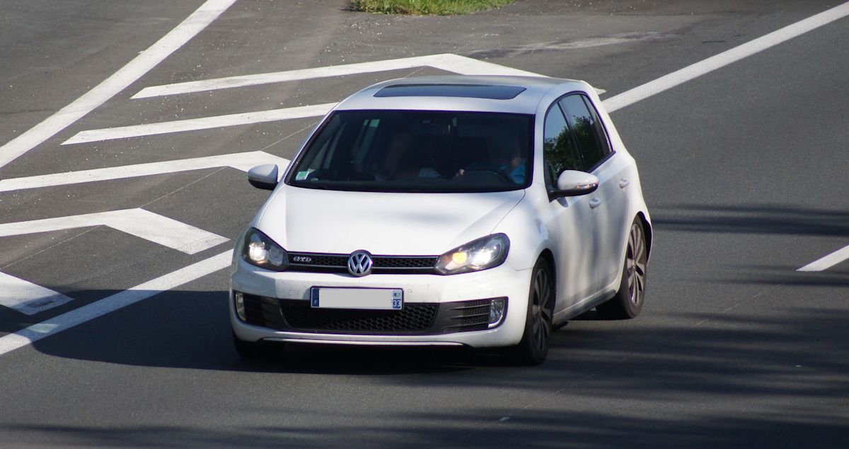 Divers] Véhicule Volkswagen Golf : Capot moteur bloqué fermé ! [résolu]